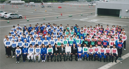 「第15回全国自動車教習所指導員 安全運転競技大会」参戦集合写真