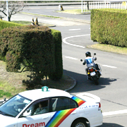 公道の感覚が身に付く運転教習コース
